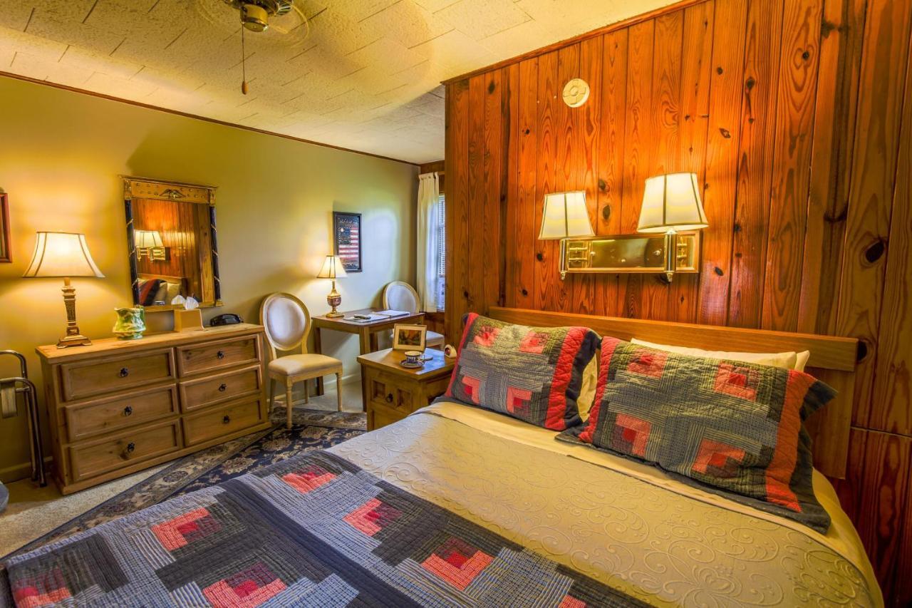 Mountainaire Inn And Log Cabins โบลวิงร็อค ภายนอก รูปภาพ