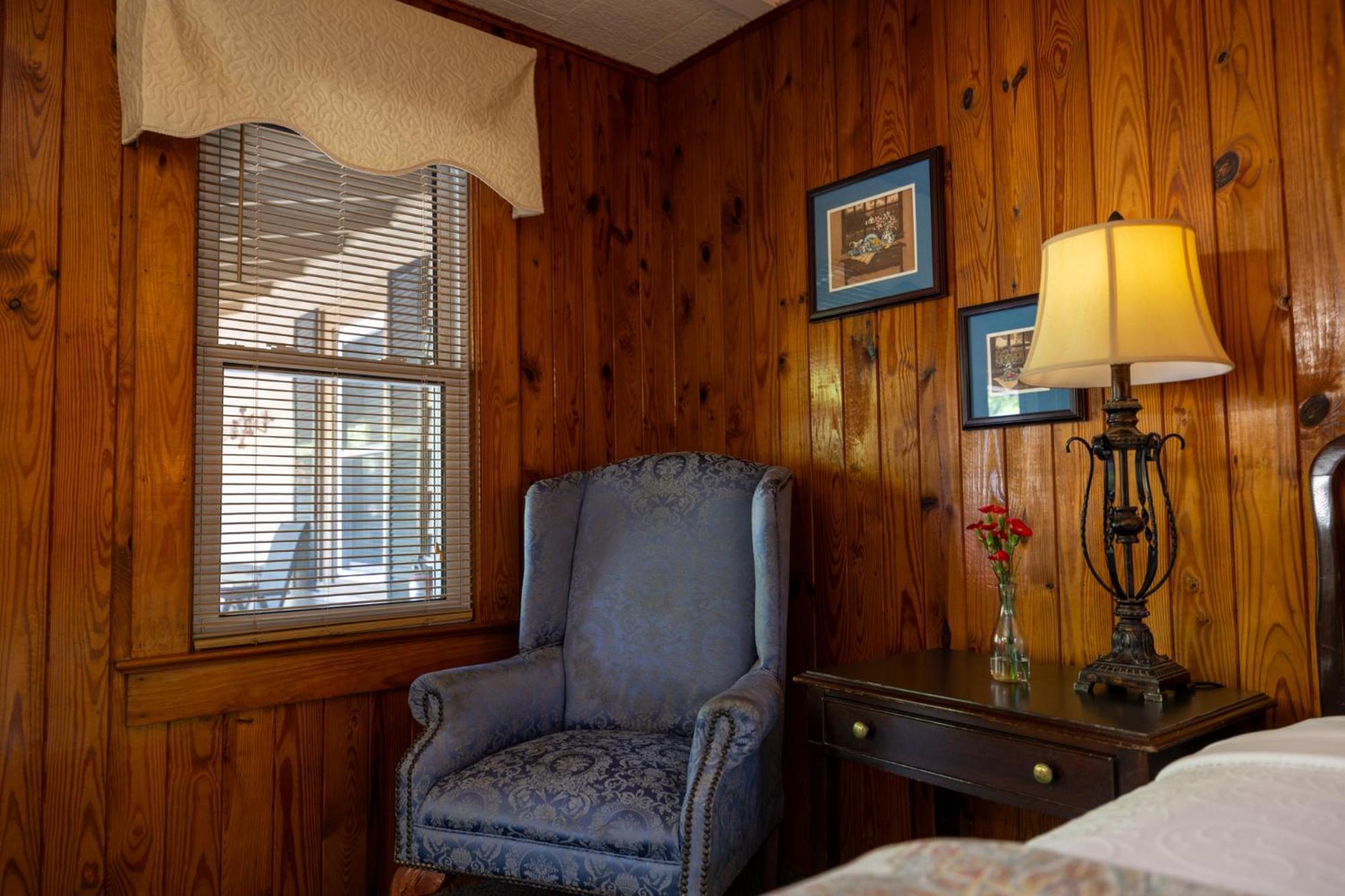 Mountainaire Inn And Log Cabins โบลวิงร็อค ภายนอก รูปภาพ