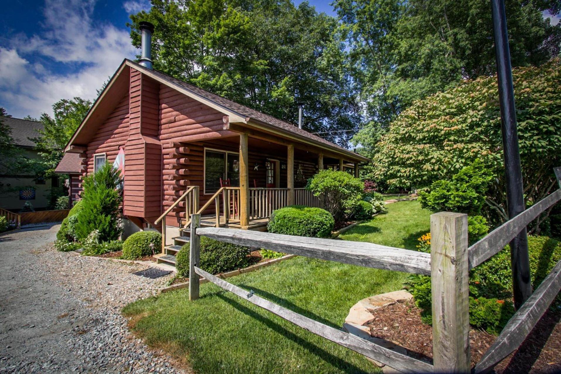 Mountainaire Inn And Log Cabins โบลวิงร็อค ภายนอก รูปภาพ