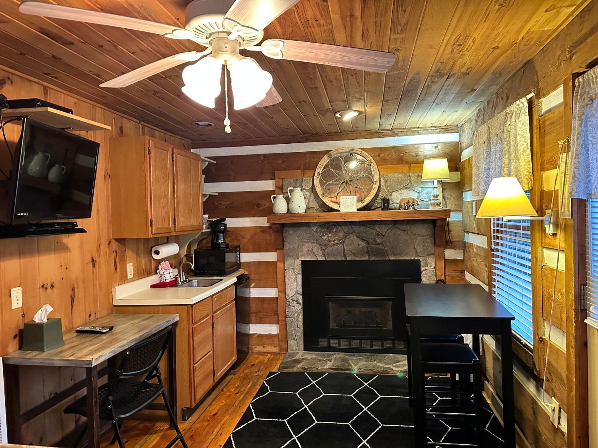 Mountainaire Inn And Log Cabins โบลวิงร็อค ภายนอก รูปภาพ