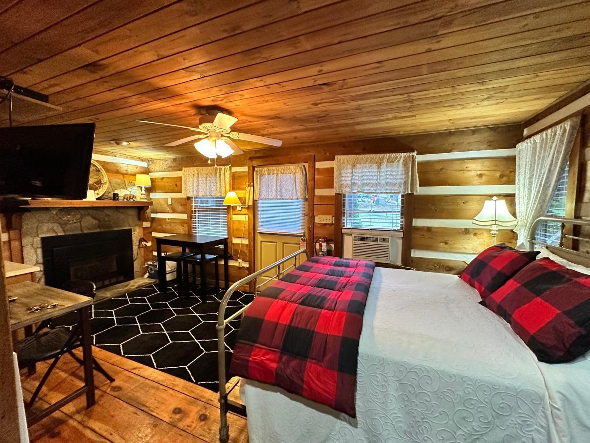 Mountainaire Inn And Log Cabins โบลวิงร็อค ภายนอก รูปภาพ