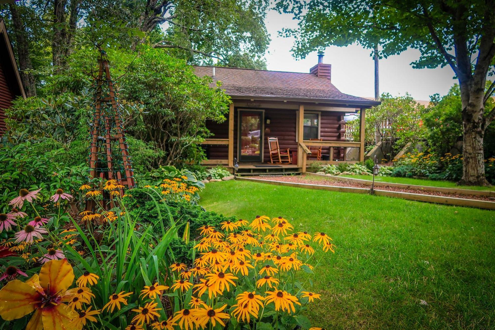 Mountainaire Inn And Log Cabins โบลวิงร็อค ภายนอก รูปภาพ